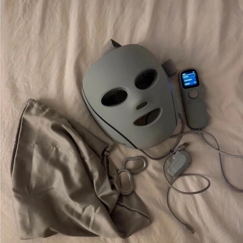 Shark CryoGlow Under-Eye Cooling + LED Anti-Aging & Skin Clearing Face Mask